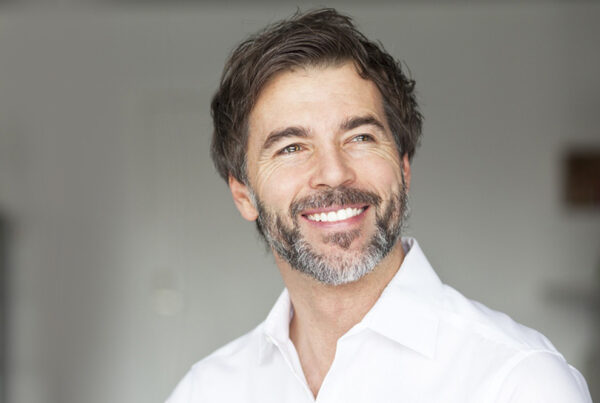 Paciente satisfecho tras diagnóstico de alopecia en Svenson México